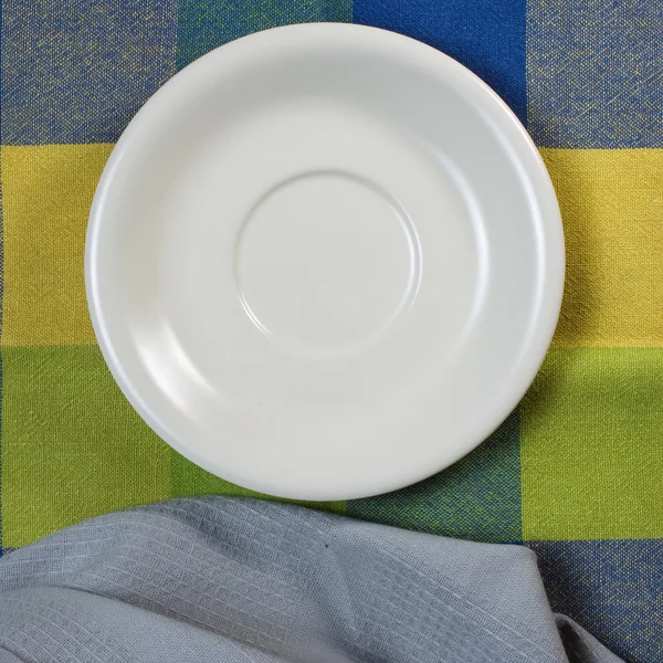 Plato blanco vacío sobre mesa de madera — Foto de Stock