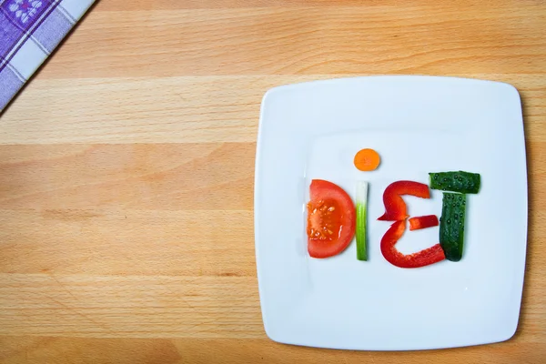 木製の背景上の単語の食事と野菜プレート — ストック写真