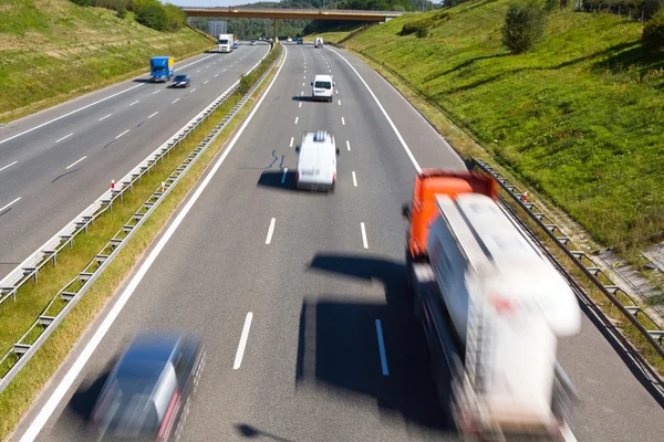 Traffico su un'autostrada — Foto Stock