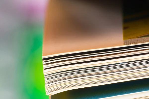 Close-up van tijdschrift pagina's. ondiepe dof, focus op randen. — Stockfoto