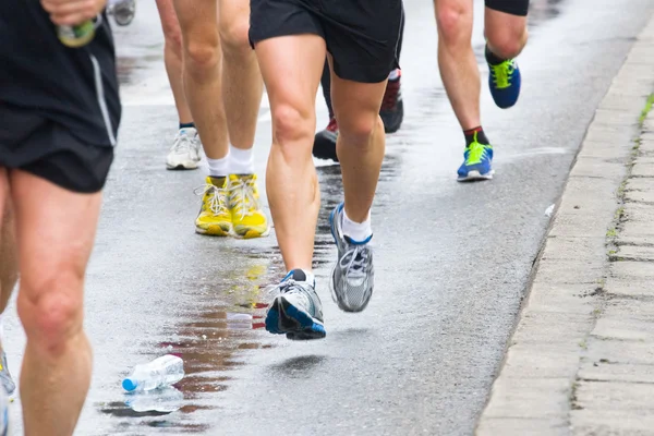 Detalle de las piernas de los corredores al inicio de una carrera de maratón — Foto de Stock