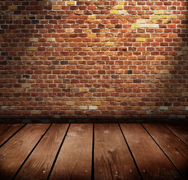 Ancienne chambre avec mur de briques. Prêt pour le montage du produit . — Photo