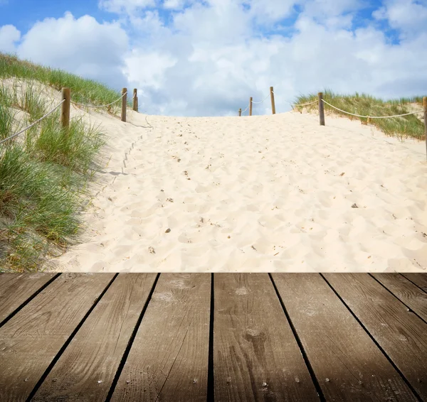 Strand und leerer Holzdecktisch. bereit für die Produktmontage. — Stockfoto