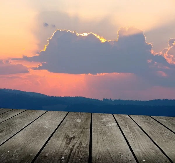 Zonsopgang in de bergen en lege houten dek tabel. Ready, voor product montage weergave. — Stockfoto