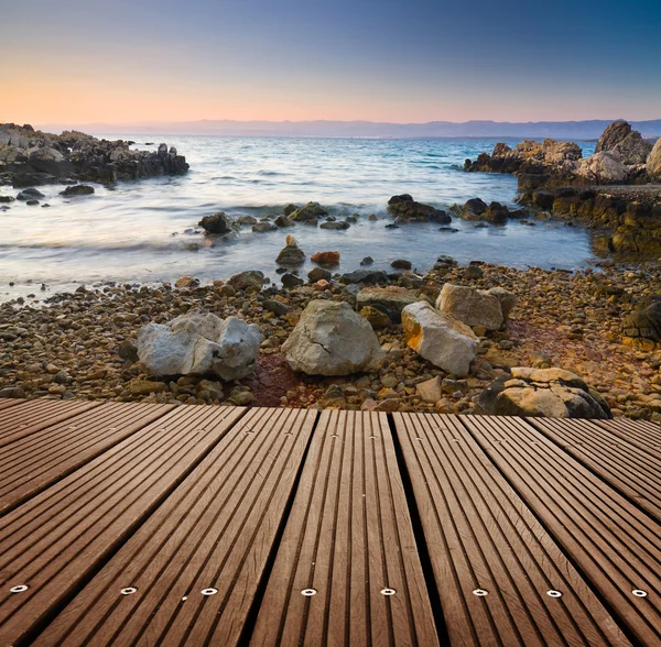 Coucher de soleil et table de terrasse en bois vide. Prêt pour le montage du produit . — Photo