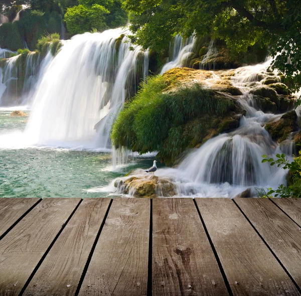 Wasserfall und leerer Holzdecktisch. bereit für die Produktmontage. — Stockfoto