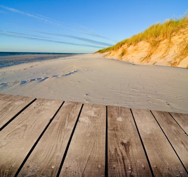ahşap güverte-günbatımı ve boş tablo. Ürün montaj görüntü için hazır.