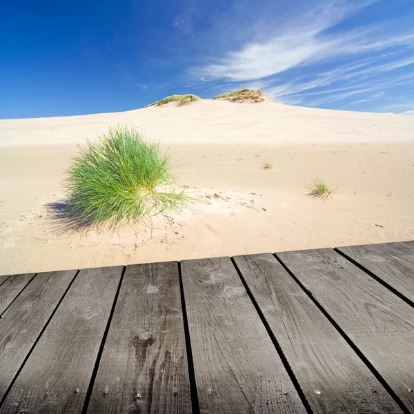 Pôr do sol na praia e mesa de deck de madeira vazia . — Fotografia de Stock