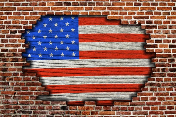 旧砖墙壁纹理或背景上的美国国旗 — 图库照片