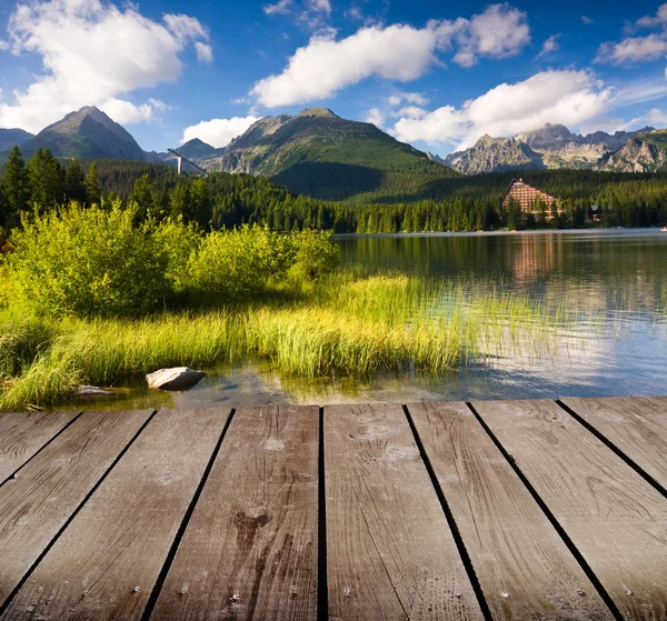 Горное озеро и пустой деревянный стол — стоковое фото