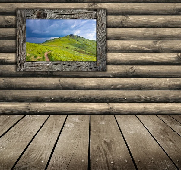 Górskiej na starej drewnianej ścianie — Zdjęcie stockowe