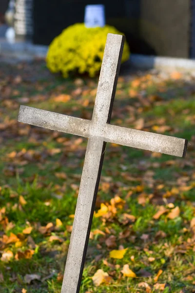 묘지에서 십자가 못 박힌된 예 수 그리스도와 십자가 — 스톡 사진