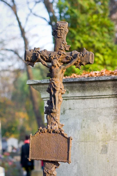 Cross with crucified Jesus Christ at cemetery — Stock Photo, Image