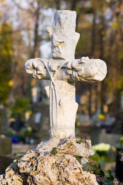 Cruz com Jesus Cristo crucificado no cemitério — Fotografia de Stock