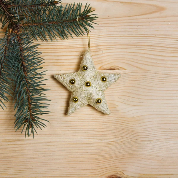 Vánoční jedle s dekorací na dřevěné desce — Stock fotografie