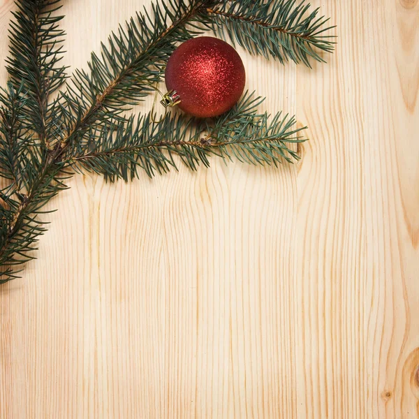 Kerst dennenboom met decoratie op een houten plank — Stockfoto