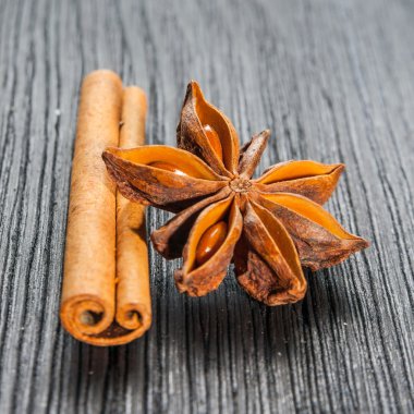 tarçın ve anason ahşap zemin üzerinde