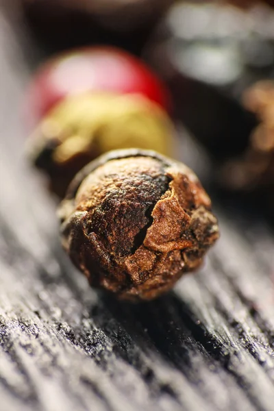 Кукурудзи перцю на дерев'яній дошці — стокове фото