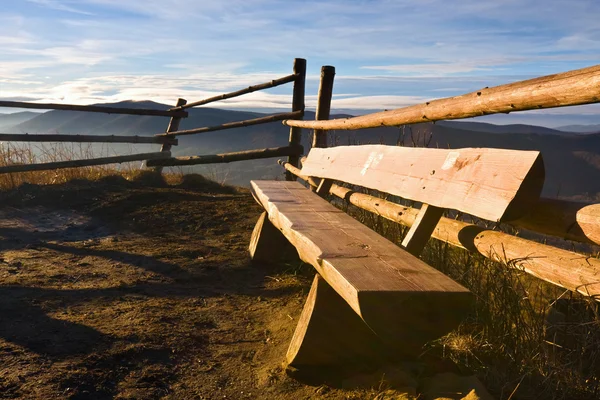 Picknicktafel op bergen — Stockfoto