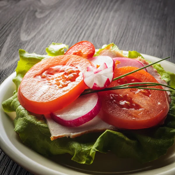Salada com pimentas vermelhas e amarelas e alface, alimentos — Fotografia de Stock