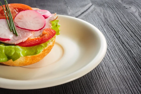 ハムの肉とオープン サンドイッチ — ストック写真