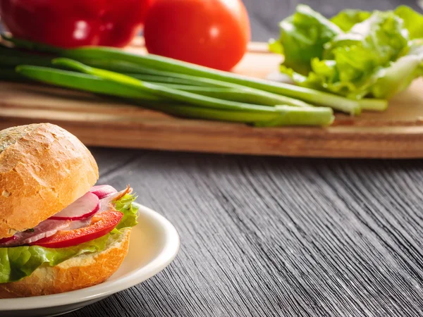 Sandwich con verduras frescas, queso y jamón — Foto de Stock