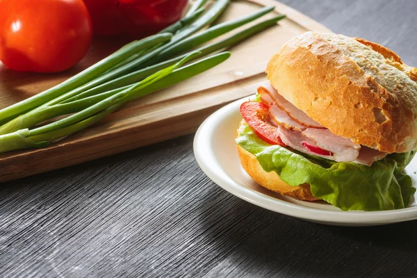 Sandwich con verduras frescas, queso y jamón — Foto de Stock