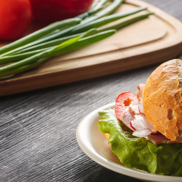 Sandwich con verduras frescas, queso y jamón — Foto de Stock