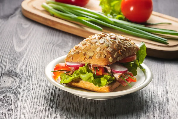 Čerstvé domácí sendvič s šunkou salát a rajče — Stock fotografie