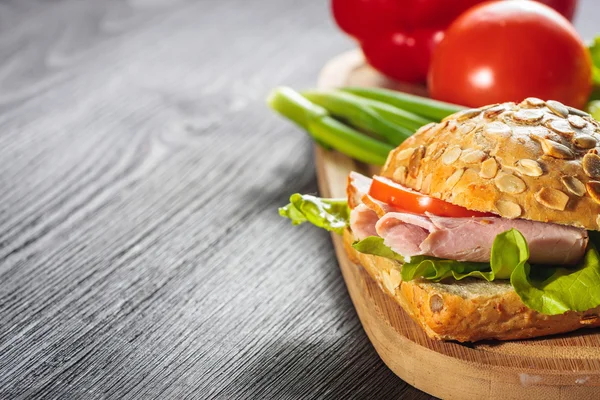 Un sándwich de delicatessen fresco con jamón, rábano, tomates — Foto de Stock