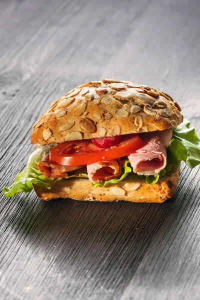 Un sándwich de delicatessen fresco con jamón, rábano, tomates — Foto de Stock