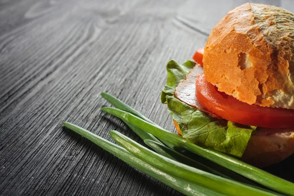 Smörgås med skinka och grönsaker — Stockfoto