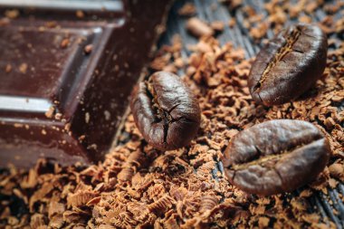 taze kavrulmuş kahve çekirdeği ve kahverengi çikolata yığın