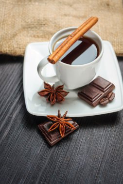 kahve ile ahşap bir masa üzerinde kahverengi şeker.