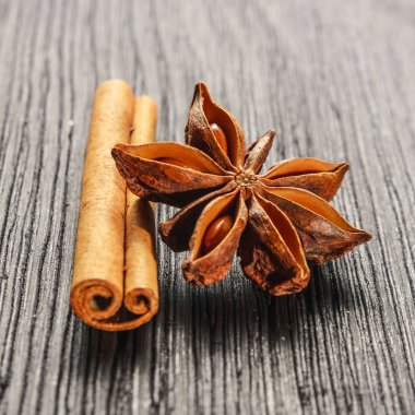 tarçın ve anason ahşap zemin üzerinde