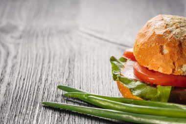 Tahta masada sandviç.