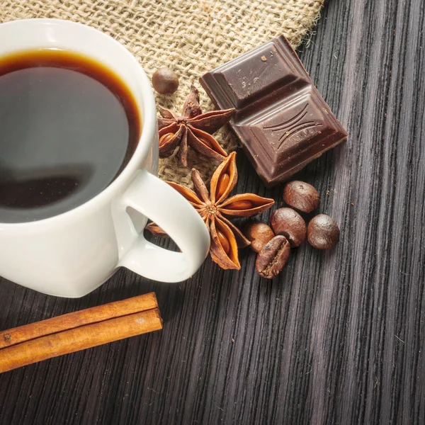 Kopje koffie met bruine suiker op een houten tafel. — Stockfoto