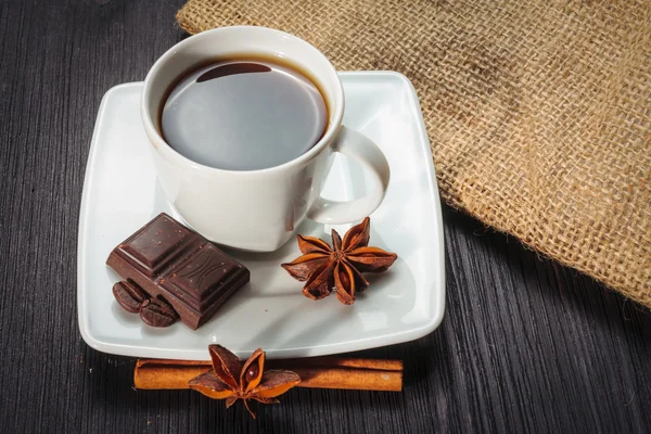 Tasse Kaffee mit braunem Zucker auf einem Holztisch. — Stockfoto