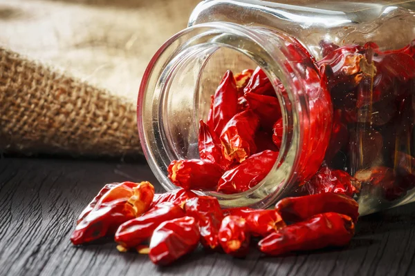 Czerwona papryka chili na drewnianej desce — Zdjęcie stockowe
