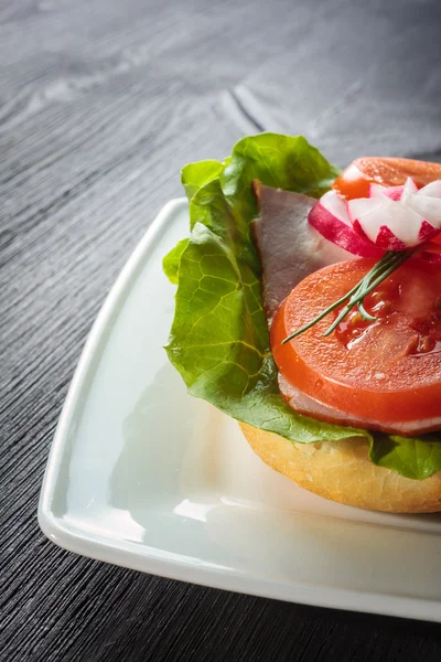 Open geconfronteerd sandwich met ham vlees — Stockfoto