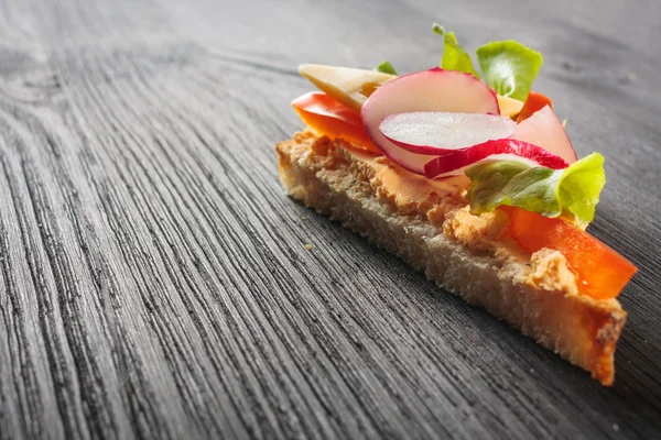 円グラフと野菜のサンドイッチ — ストック写真