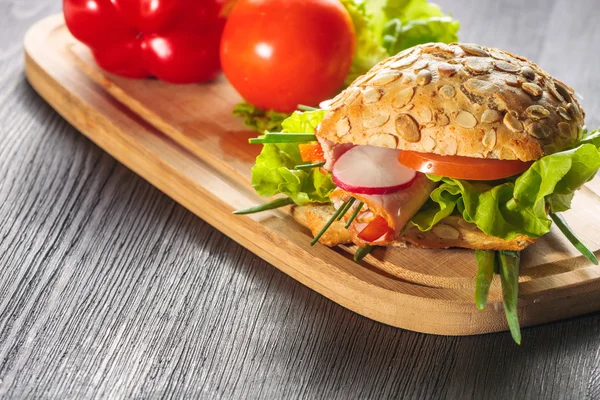 Färsk skinka sandwich på träskiva - närbild — Stockfoto