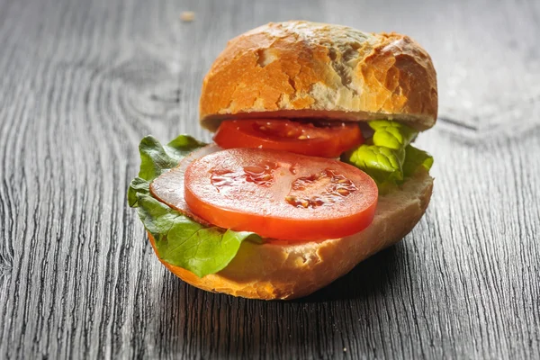 Presunto, sanduíche de salada submarina de baguete recém-cortado — Fotografia de Stock