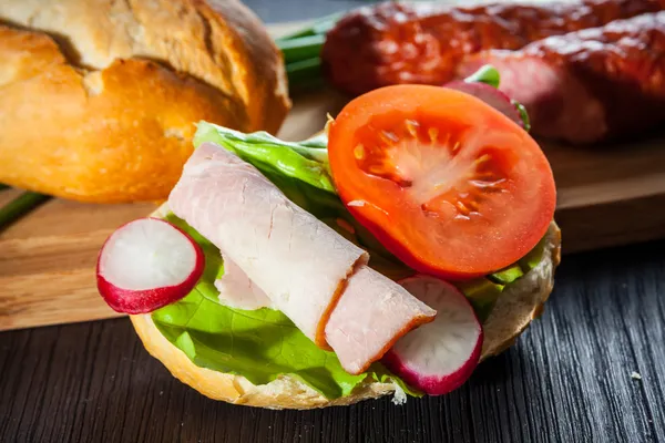 Jamón, sándwich submarino de ensalada de baguette recién cortada — Foto de Stock