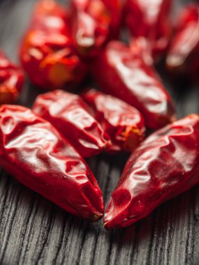 bir tablo üzerinde pul biber