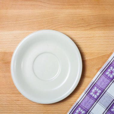 arka plan ile ahşap kesme tahtası üzerinde masa örtüsü