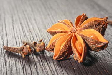 yıldız anason ve ahşap zemin üzerinde karanfil