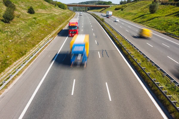 Traffico su un'autostrada — Foto Stock