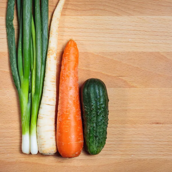 Grönsaker på skärbräda — Stockfoto