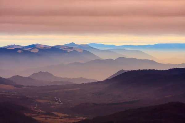 Niebla paisaje en las montañas Bieszczady, Polonia, Europa —  Fotos de Stock